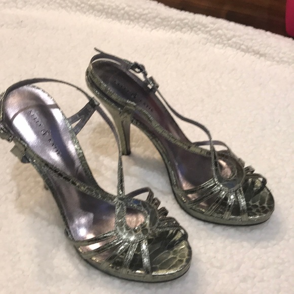 Shimmery snake pattern platform heels 👠 - Picture 2 of 7